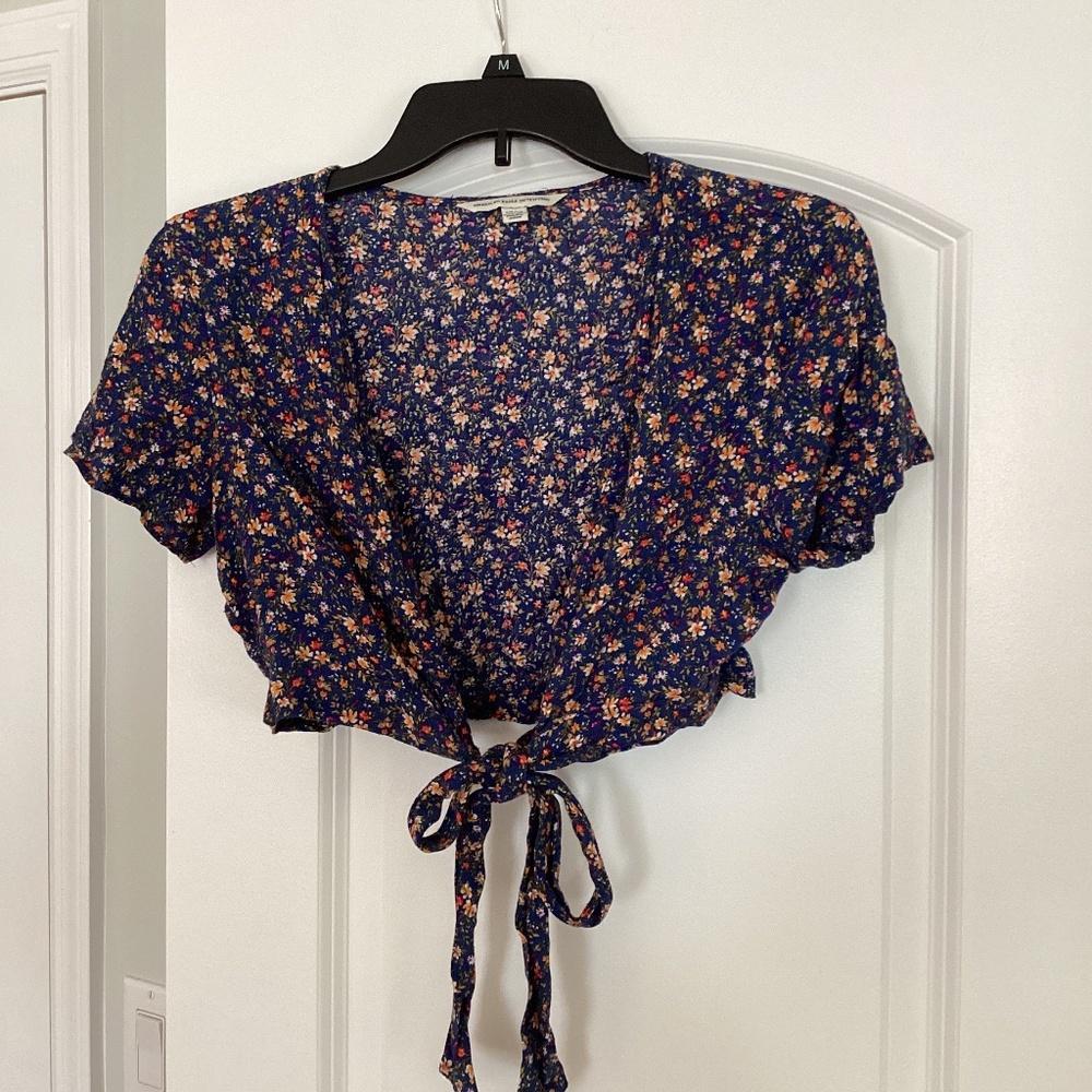 American Eagle Women Floral Crop Top Size S Petite Wrap Blue with Flowers